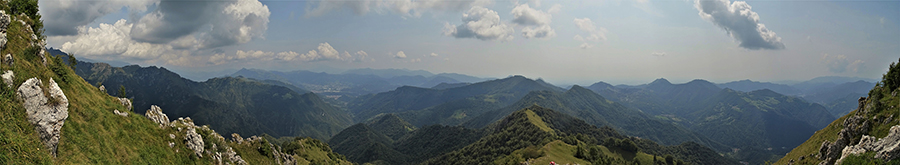 Dalle creste del Suchello ampia vista verso le valli Vertova e del Gru, la Val Seriana e la Val Gandino